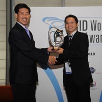 Mr. Wong Tack Wai Executive Director, GS1 Singapore/EPC Global Singapore presenting the coveted RFID Champion AwardNick LeeChief Executive Officer and Director Wavex Technologies emerged as the winner!